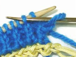 B次の表目を裏編みのようにとじ針を通す（棒針に残っている）